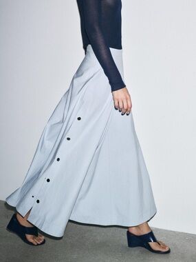 ZARA ZW COLLECTION BUTTON FLARED SKIRT
LIGHT BLUE